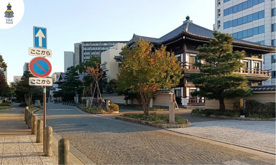 บรรยากาศถนนและอาคารไม้สไตล์คลาสสิกในย่านเมืองเก่าฮากาตะ