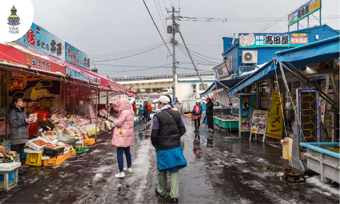 บรรยากาศการท่องเที่ยวและร้านค้าอาหารทะเลสดที่ตลาดเช้าฮาโกดาเตะ