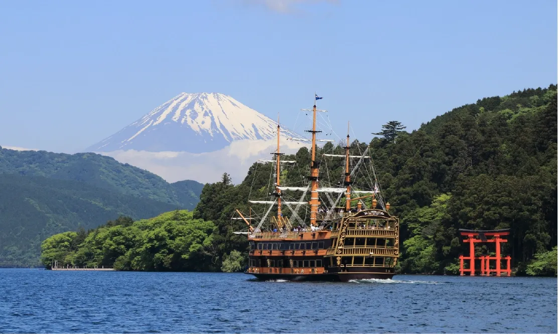 เรือโจรสลัดฮาโกเน่และเสาโทริอิสีแดงในทะเลสาบอาชิ