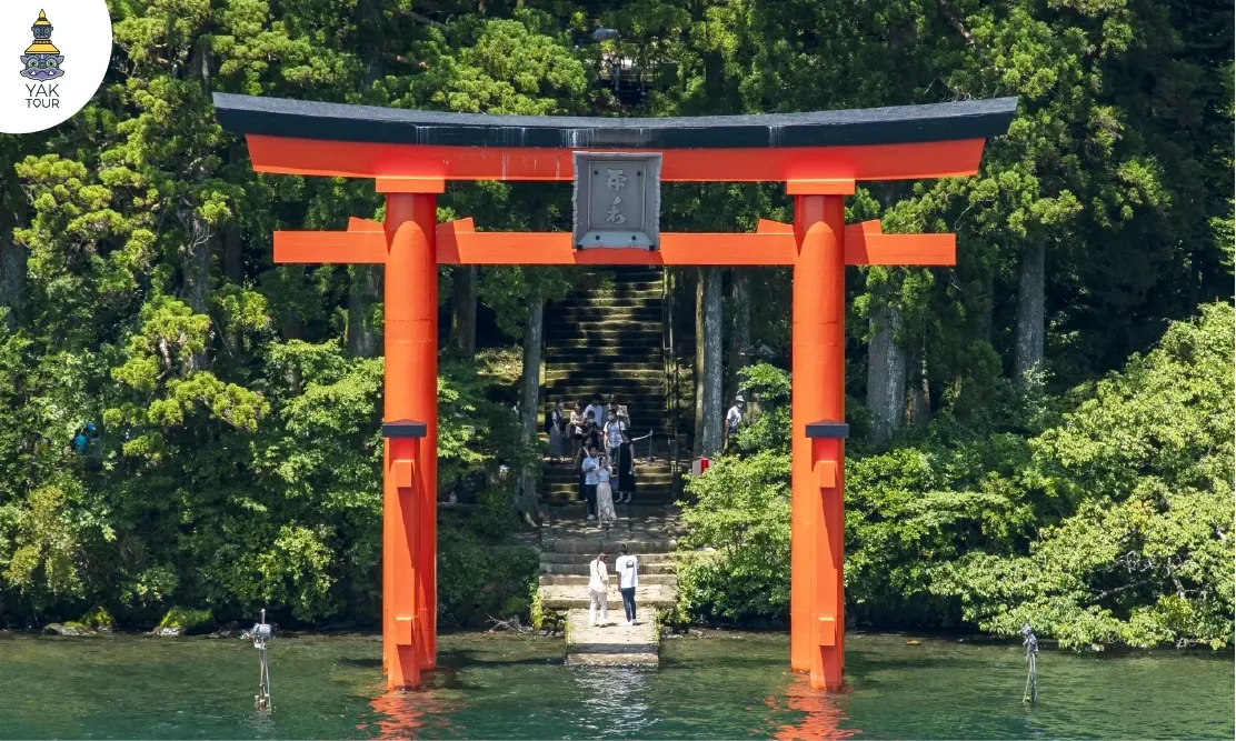 ถ่ายรูปกับเสาโทริอิสีแดงกลางน้ำของศาลเจ้าฮาโกเน่ ไฮไลท์การเที่ยวญี่ปุ่น