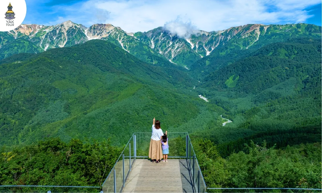 ระเบียงไม้ Hakuba Mountain Harbor ดีไซน์ทันสมัยยื่นออกจากหน้าผาสูงเหนือระดับน้ำทะเล