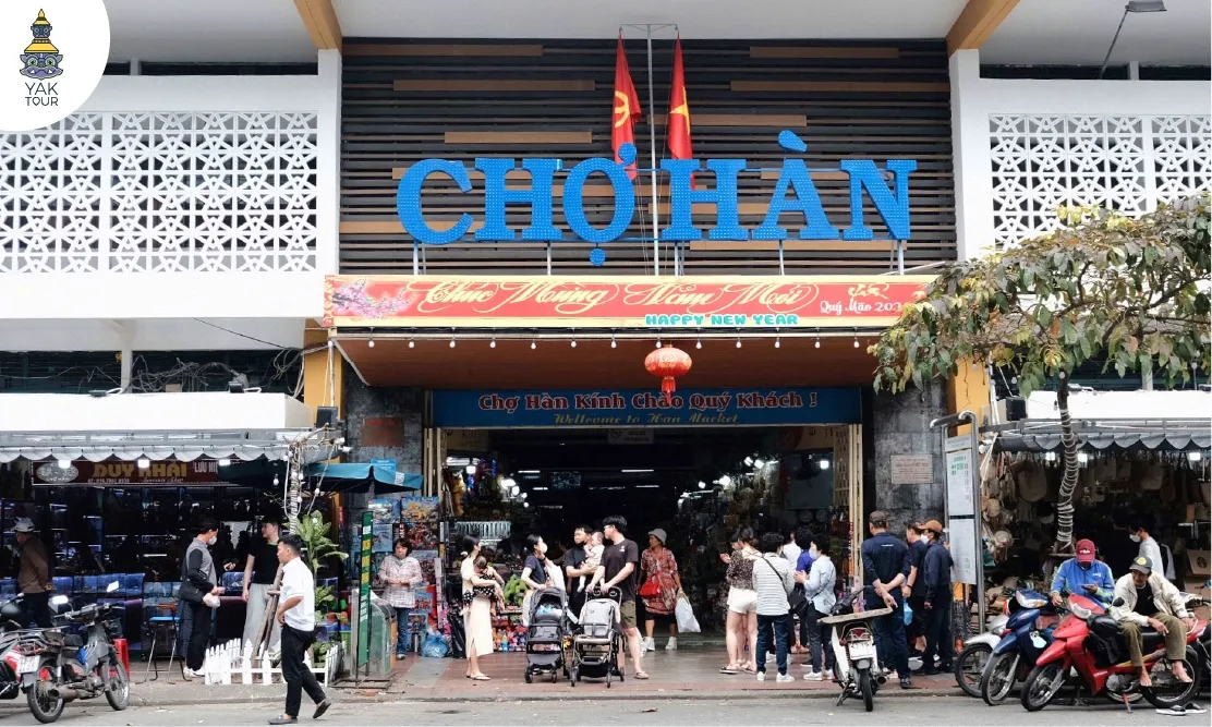 บริเวณทางเข้าตลาดฮาน (Han Market) ดานัง แสดงป้ายชื่อตลาดสีน้ำเงินขนาดใหญ่ 