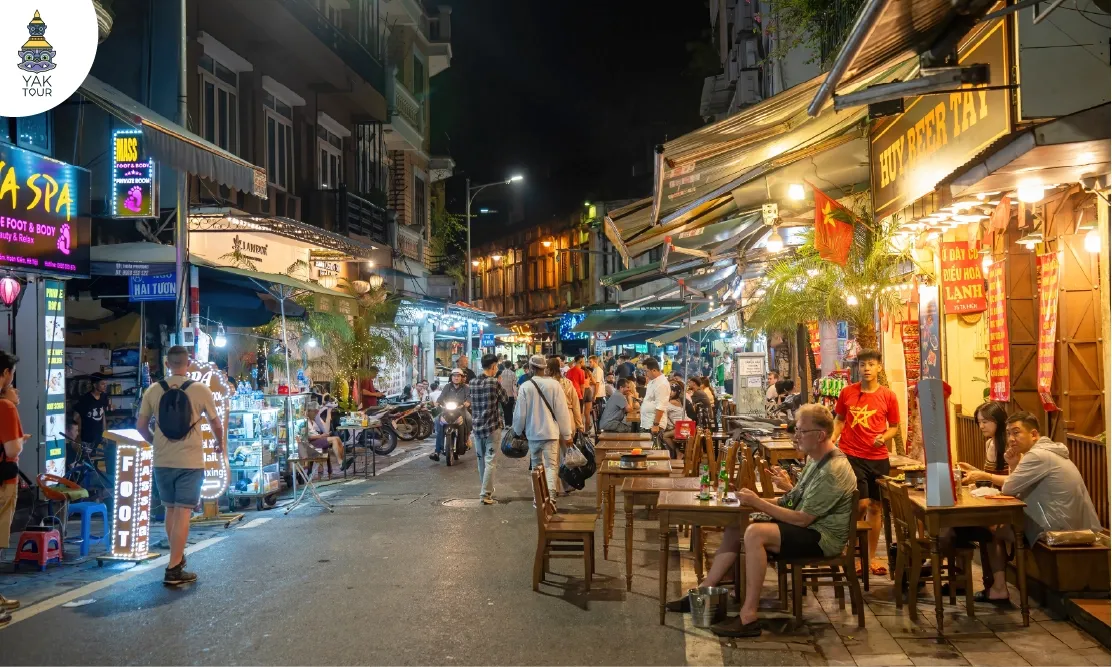 บรรยากาศร้านอาหารสตรีทฟู้ดยามค่ำคืนในกรุงฮานอย ช่วงหน้าหนาวปลายปี