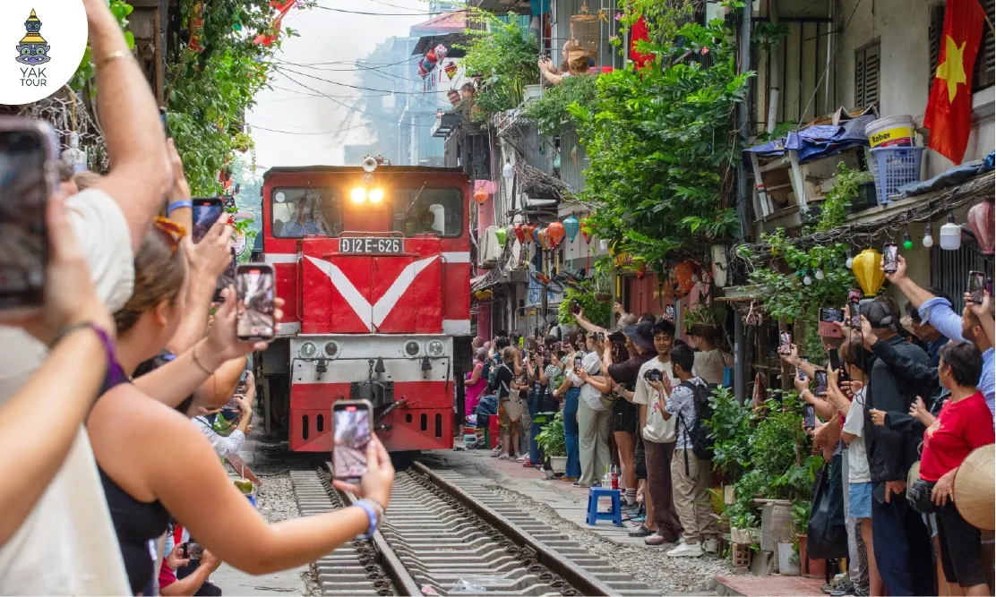 ทางรถไฟฮานอย ขบวนรถไฟวิ่งผ่านตึกแคบและคาเฟ่ในระยะประชิด