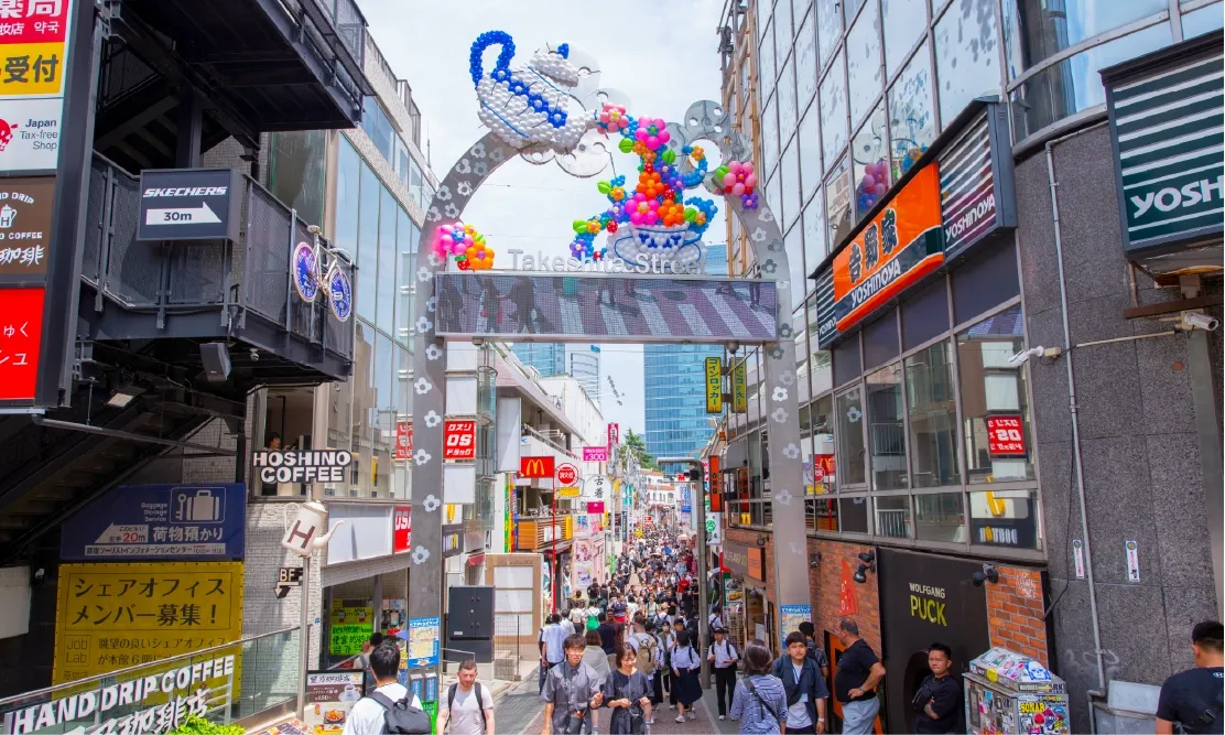 บรรยากาศถนนทาเคชิตะแหล่งรวมแฟชั่นวัยรุ่นฮาราจูกุ