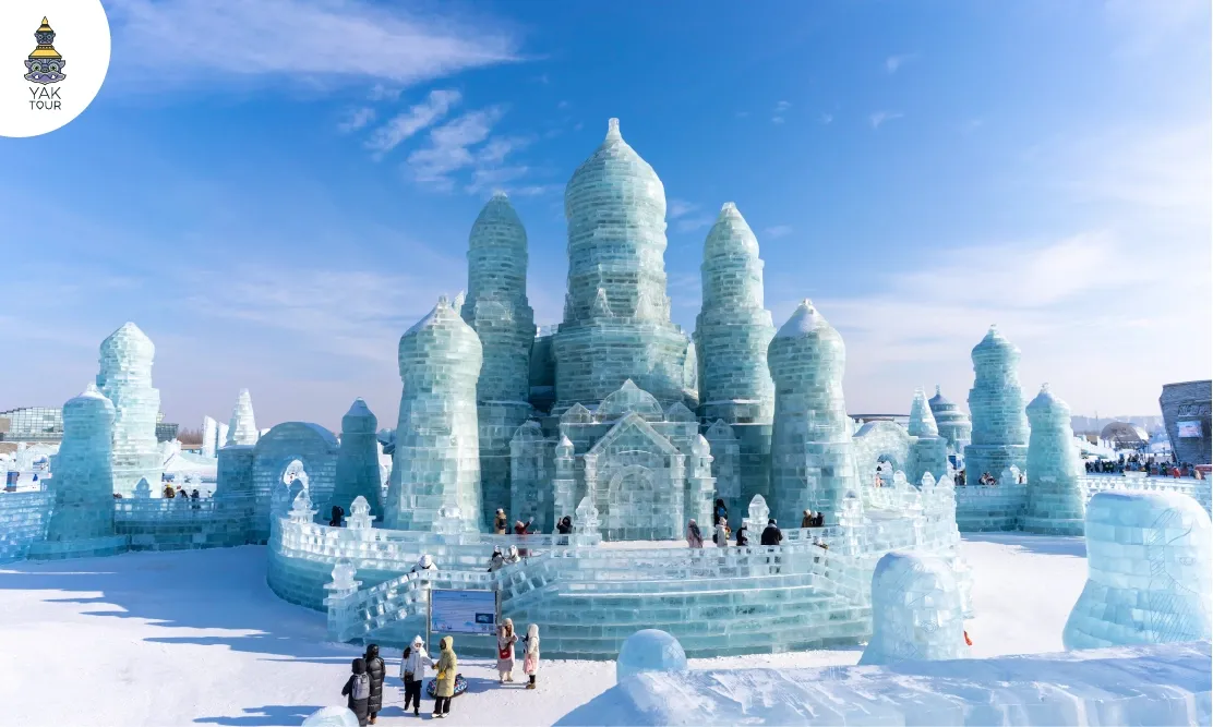 ประติมากรรมปราสาทน้ำแข็งแกะสลักขนาดมหึมาประดับไฟสวยงามที่ Harbin Ice and Snow World ที่เที่ยวฮาร์บิน