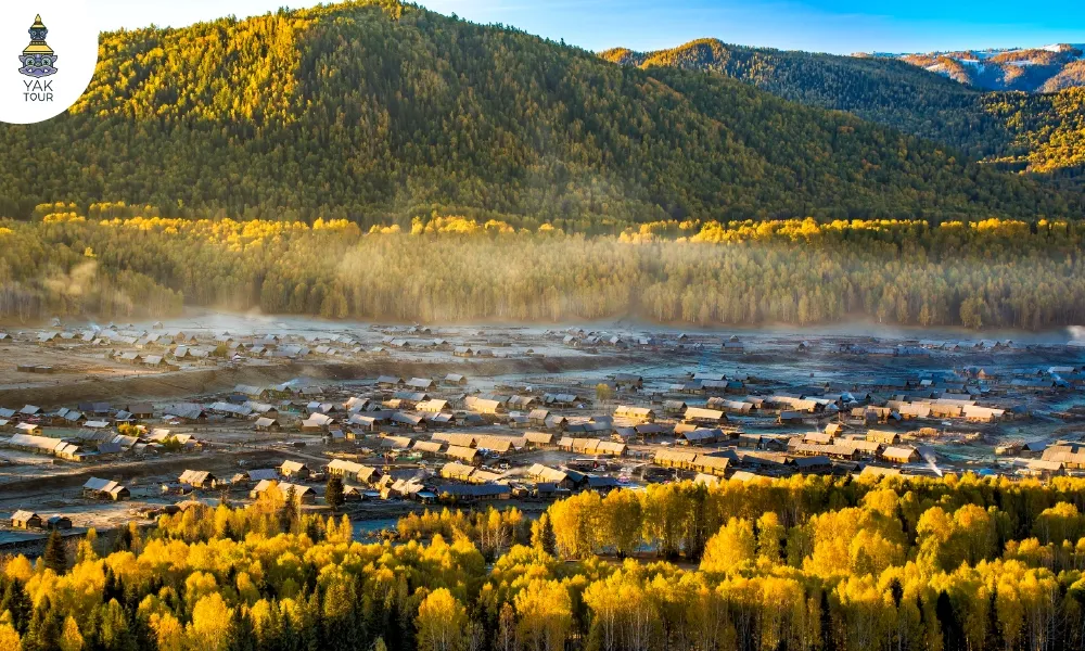 หมู่บ้านเหอมู่ชุน เป็นหมู่บ้านไม้แบบดั้งเดิมที่ถูกล้อมรอบไปด้วยป่าสนหนาแน่นและยอดเขาสูงตระหง่าน สวยงามมากในช่วงฤดูใบไม้ร่วง