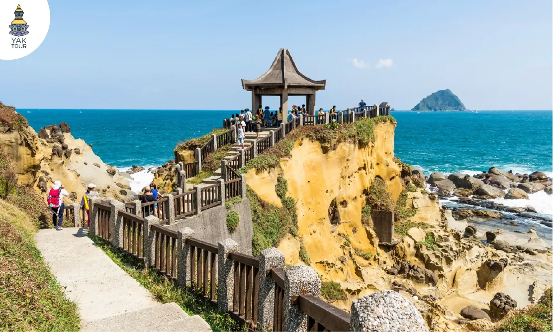 ศาลาจีนบนยอดผาหินสีทอง มีทางเดินไม้ยาวริมทะเล ภายใน เกาะเหอผิง Heping Island Park เมืองจีหลง ประเทศไต้หวัน