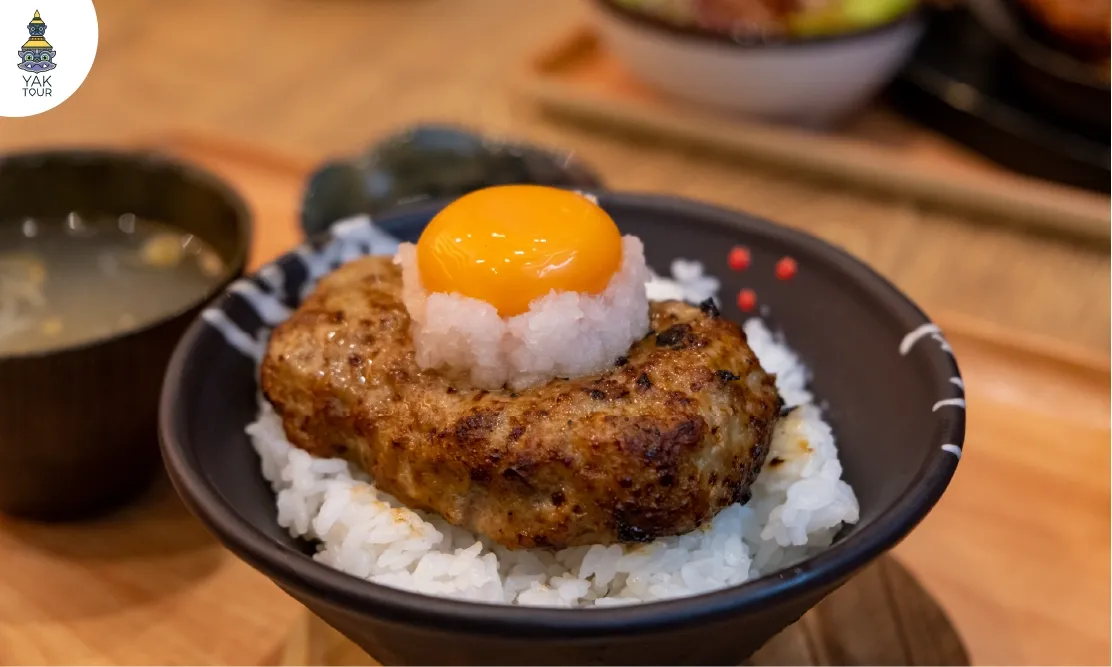 ข้าวหน้าแฮมเบิร์กเนื้อบดเตาถ่านร้อนๆ จากร้านชื่อดัง Hikiniku to Kome (เนื้อบดและข้าวสวย)