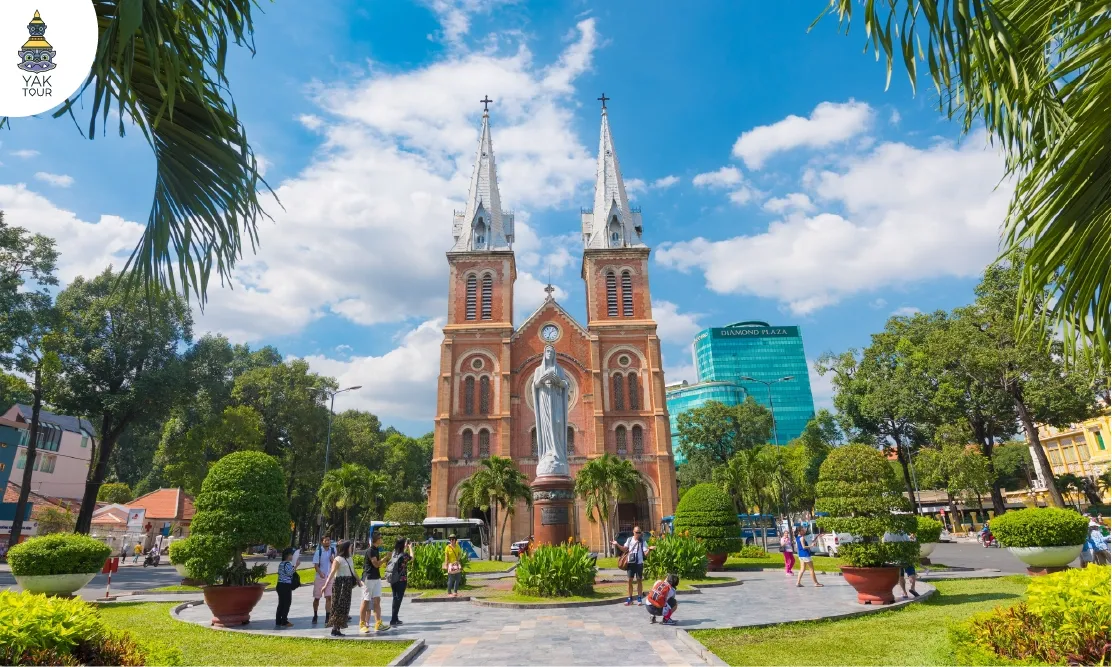 โบสถ์มหาวิหารน็อทร์-ดาม สถาปัตยกรรมสไตล์ฝรั่งเศสใจกลางเมืองโฮจิมินห์