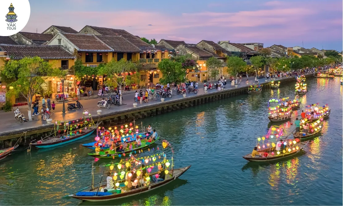 บรรยากาศการล่องเรือประดับโคมไฟหลากสีสันในแม่น้ำทูโบน เมืองเก่าฮอยอัน มรดกโลก