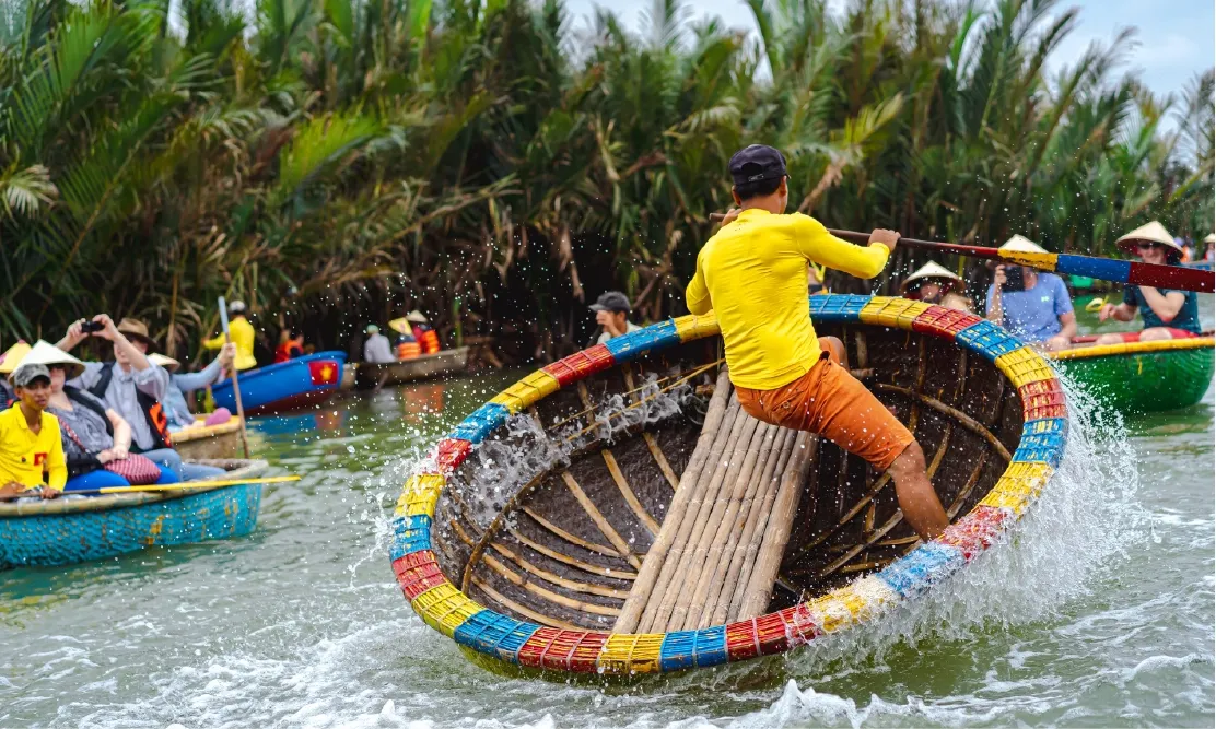 พายเรือกระด้ง กิจกรรมสุดสนุกที่หมู่บ้านกั๋มทาน ฮอยอัน