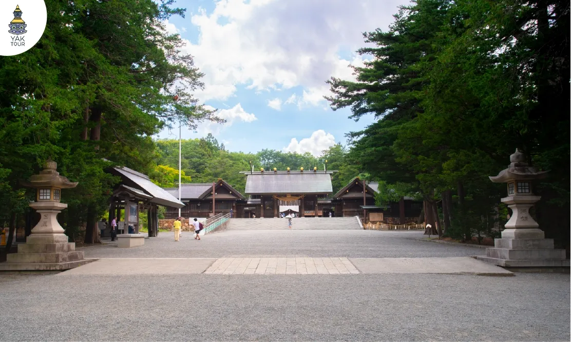 ศาลเจ้าฮอกไกโดท่ามกลางความร่มรื่นของสวนมารุยามะ