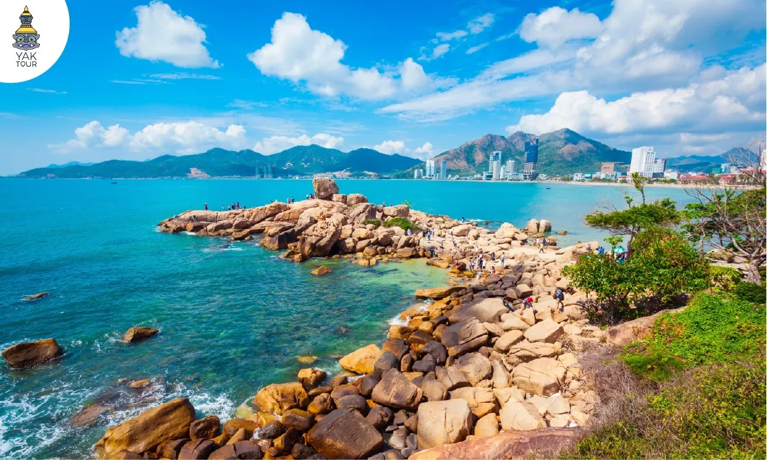 โขดหินรูปทรงแปลกตาที่แหลมหินห่อนจ่ง ยื่นลงสู่ทะเลสีคราม