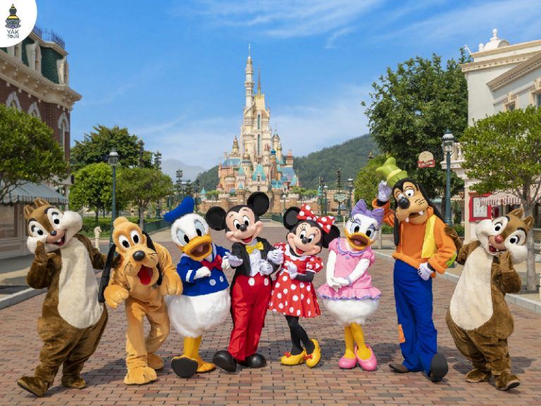 ขบวนพาเหรดเหล่าตัวการ์ตูนดิสนีย์ยอดฮิต นำโดยมิคกี้เมาส์และผองเพื่อน หน้าปราสาทหลังงามในสวนสนุกฮ่องกงดิสนีย์แลนด์