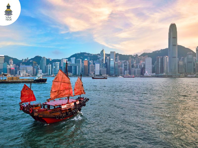 เรือสำเภาสีแดงที่ล่องอยู่ในอ่าววิคตอเรีย (Victoria Harbour) ท่ามกลางตึกระฟ้าที่ทันสมัย เป็นภาพจำที่สะท้อนเสน่ห์ของฮ่องกงได้ดีที่สุด