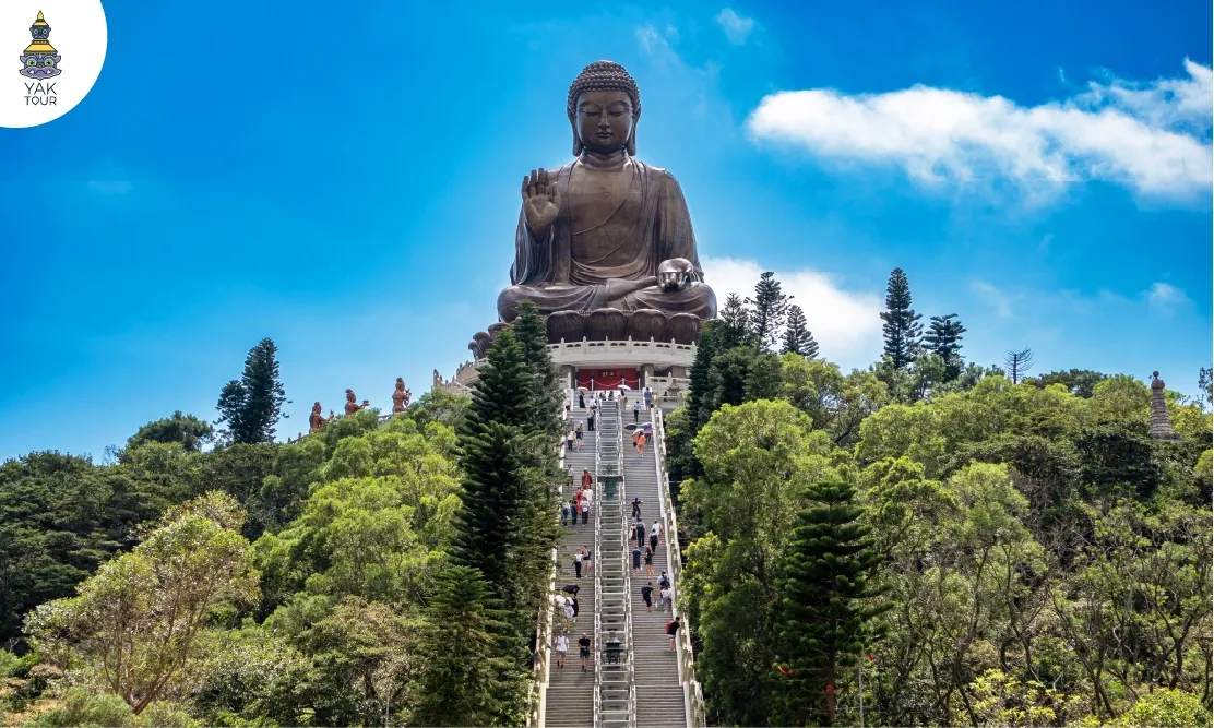 บันไดทางขึ้นไปสักการะพระใหญ่เทียนถาน เกาะลันเตา ฮ่องกง