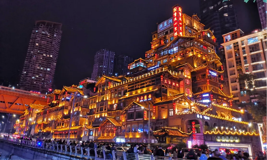 ตลาดหงหยาต้ง (Hongyadong) แสงสสีทองยามค่ำคืนริมแม่น้ำเจียหลิง ในมหานครฉงชิ่ง