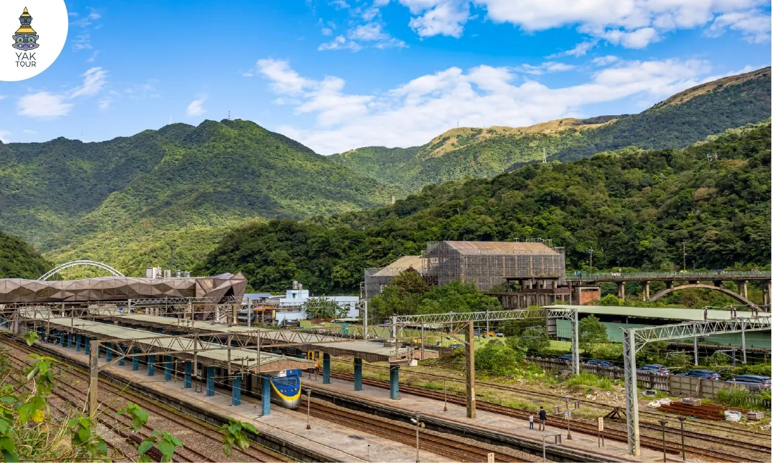 บรรยากาศสถานีรถไฟ Houtong และทางรถไฟท่ามกลางหุบเขาเขียวขจี