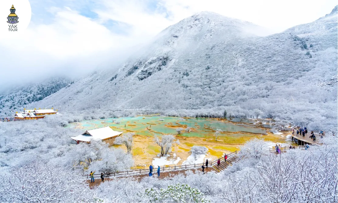 แอ่งน้ำหินปูนสีฟ้าใสท่ามกลางหุบเขาหิมะขาวโพลนในอุทยานแห่งชาติหวงหลง
