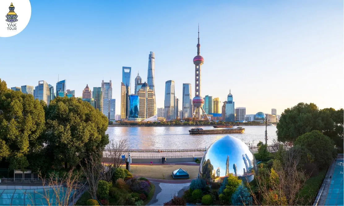 วิวหอไขมุกจากสวนหย่อม Huangpu Park บริเวณปลายสุดของ เดอะบันด์ (The Bund)