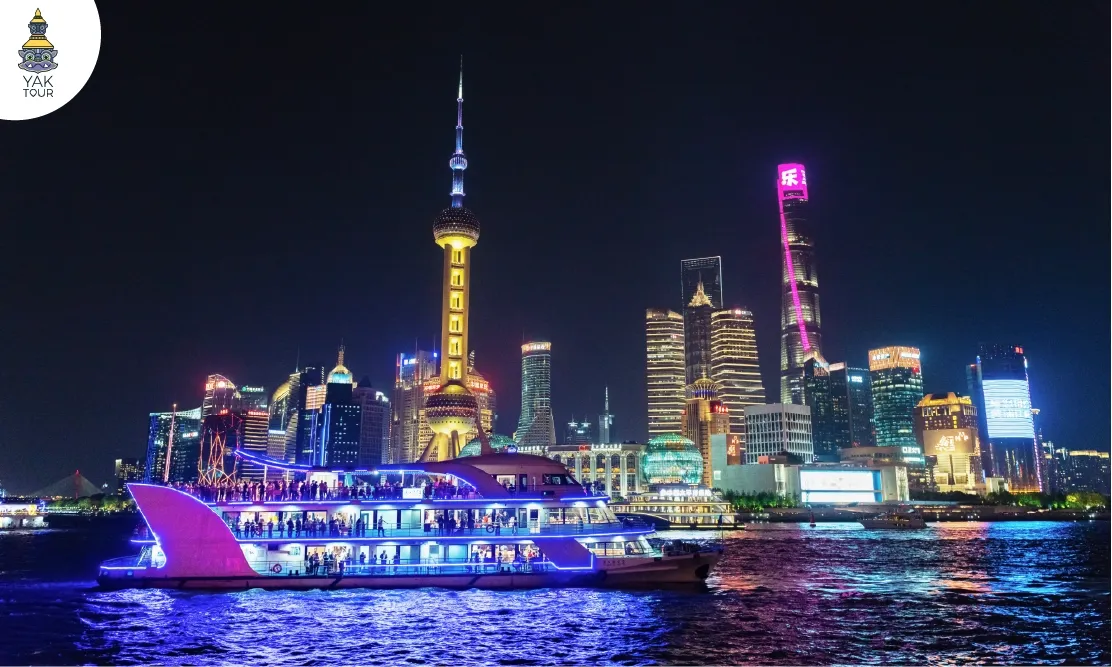 การล่องเรือชมวิวแม่น้ำหวงผู่ยามค่ำคืน ท่ามกลางแสงไฟของตึกระฟ้าในเซี่ยงไฮ้