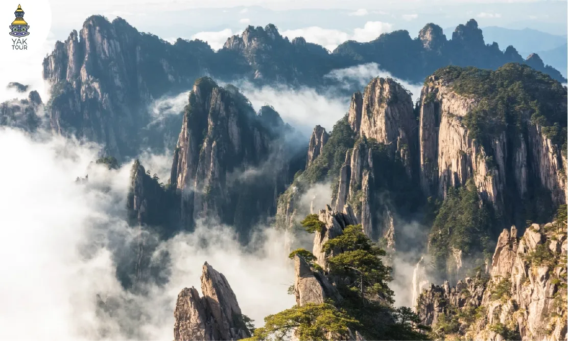 วิวยอดเขาหินแกรนิตและทะเลหมอกในอุทยานแห่งชาติหวงซาน