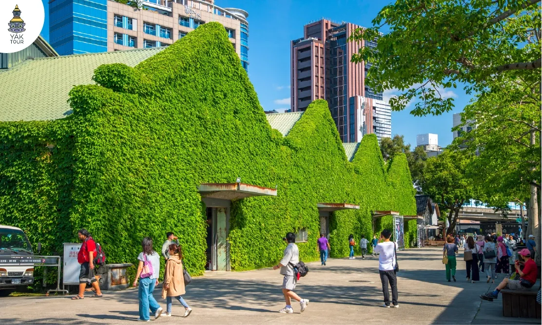 Huashan 1914 Creative Park อาคารเก่าปกคลุมด้วยไม้เลื้อยสีเขียว ย่านสุดชิค