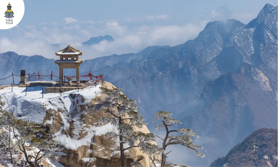 ศาลาจีนโบราณและทัศนียภาพหิมะบนยอดภูเขาหัวซาน