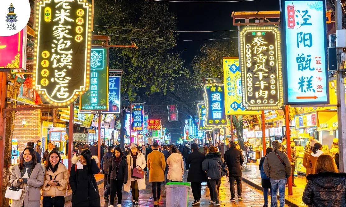 บรรยากาศย่านร้านค้าและสตรีทฟู้ดที่ถนนคนเดินหุยหมินเจียตอนกลางคืน