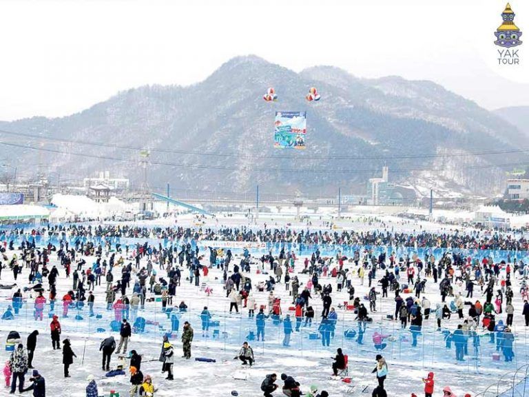 บรรยากาศนักท่องเที่ยวร่วมกิจกรรมตกปลาน้ำแข็งบนแม่น้ำที่กลายเป็นน้ำแข็งหนา ณ เมืองฮวาชอน