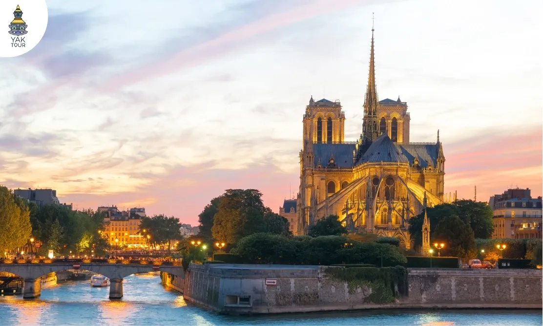 มหาวิหารน็อทร์-ดาม สถาปัตยกรรมเก่าแก่บนเกาะ Île de la Cité