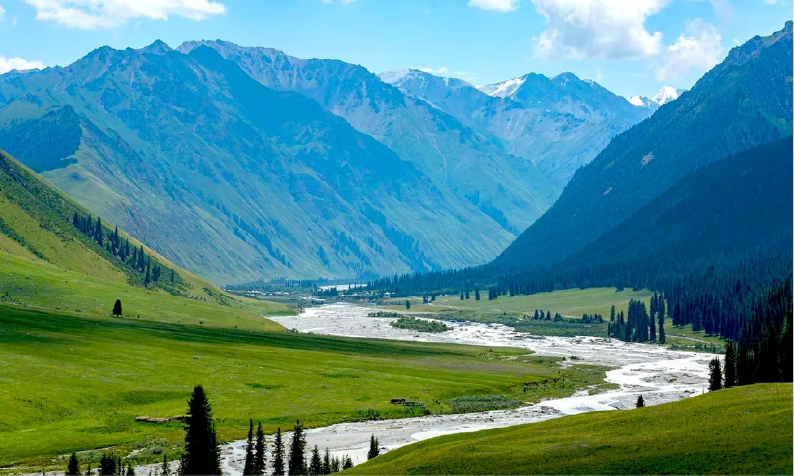 วิวแม่น้ำคดเคี้ยวในหุบเขาแม่น้ำอีหลี (Ili River Valley) ในซินเจียงช่วงหน้าร้อน