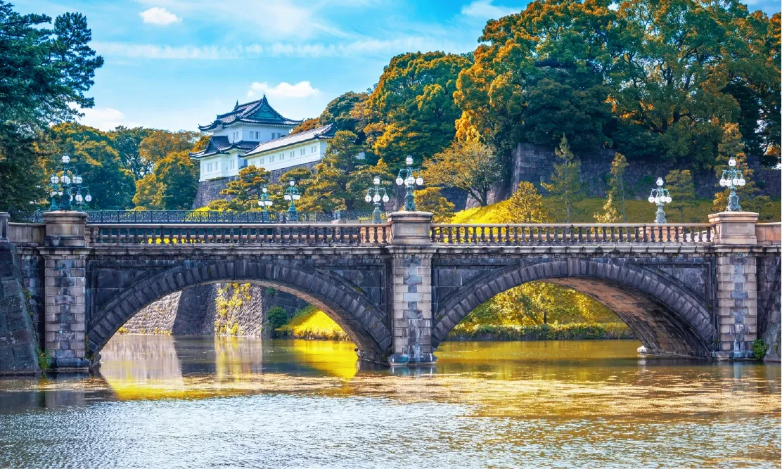 สะพานนิจูบาชิหน้าพระราชวังอิมพีเรียลใจกลางโตเกียว