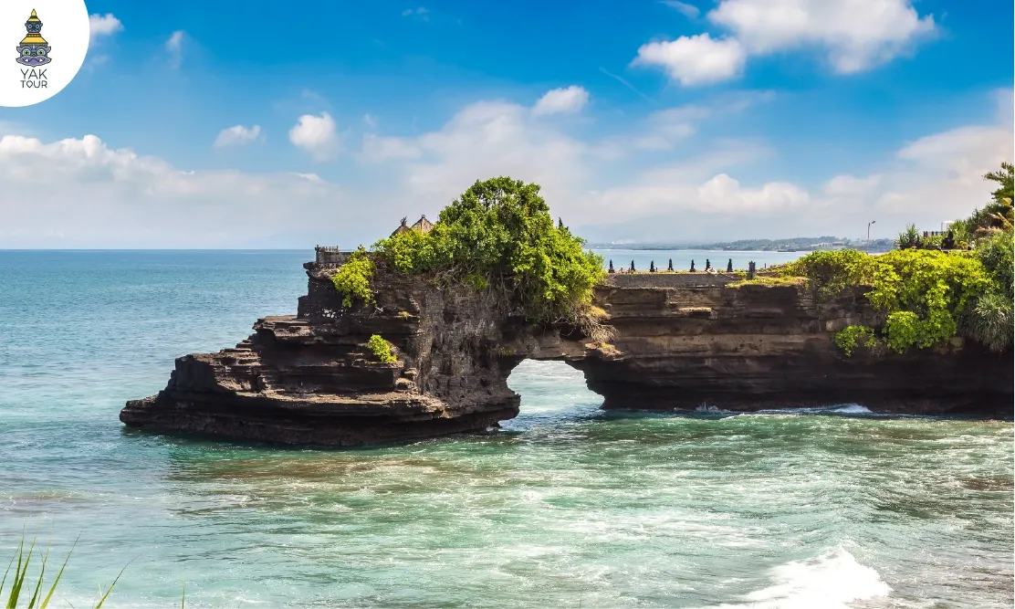 วัดโบราณบาตูโบลองริมชายหาดบนเกาะบาหลี ประเทศอินโดนีเซีย
