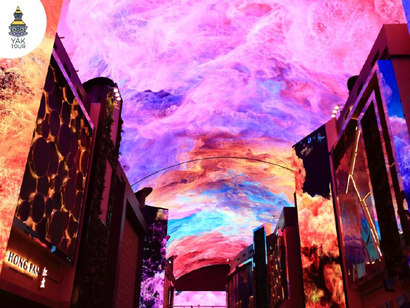 ถนนสายดิจิทัล Aurora ภายใน Inspire Entertainment Resort แสดงจอ LED ยักษ์ฉายภาพศิลปะ 3D แสงสีตระการตาบนเพดานและผนัง