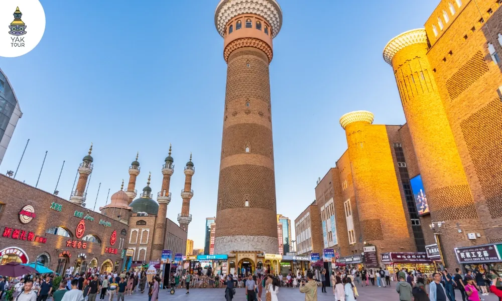 ความงดงามของหอคอยและสถาปัตยกรรมสไตล์อิสลามและศิลปะอุยกูร์ ที่เป็นเอกลักษณ์ของ ตลาดแกรนด์บาซาร์นานาชาติซินเจียง