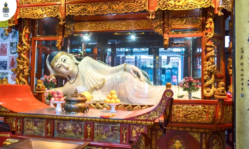 พระพุทธรูปหยกขาวปางไสยาสน์อันล้ำค่า แกะสลักอย่างประณีตภายในวัดพระหยก เซี่ยงไฮ้