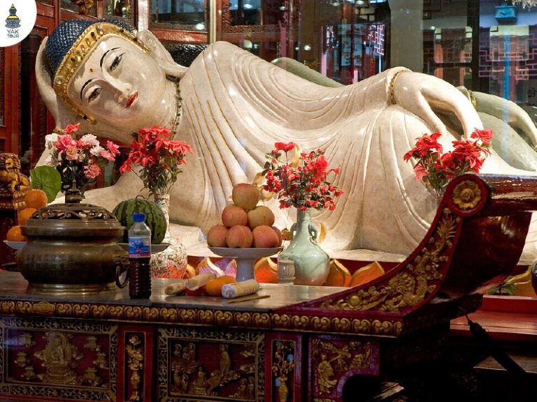พระพุทธรูปหยกขาวปางไสยาสน์อันล้ำค่า แกะสลักอย่างประณีตภายในวัดพระหยก เซี่ยงไฮ้