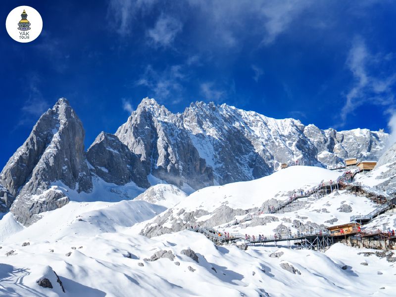 ยอดเขาหินปูนสูงตระหง่านปกคลุมด้วยหิมะขาวโพลน คล้ายมังกรสีขาวเงินที่กำลังเลื้อยอยู่บนท้องฟ้า ณ ภูเขาหิมะมังกรหยก