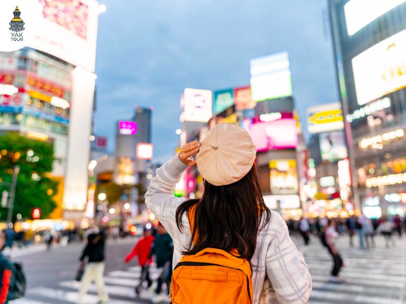 นักท่องเที่ยวเดินชมย่านการค้าในญี่ปุ่นช่วงฤดูร้อน ซึ่งเป็นช่วงที่ค่าที่พักและตั๋วเครื่องบินราคาถูก