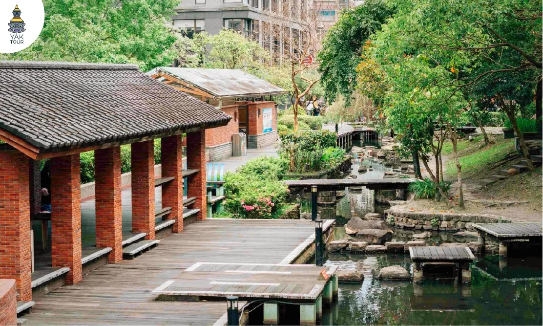 พื้นที่พักผ่อนริมลำธารและศาลาไม้ในสวนบ่อน้ำพุร้อนเจียวซี