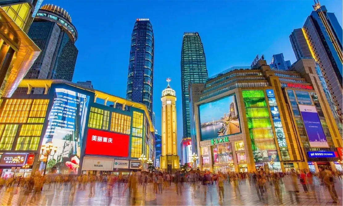 ย่านเจียฟางเป่ย (Jiefangbei) ศูนย์กลางธุรกิจและแหล่งช้อปปิ้งใจกลางฉงชิ่ง ยามค่ำคืน