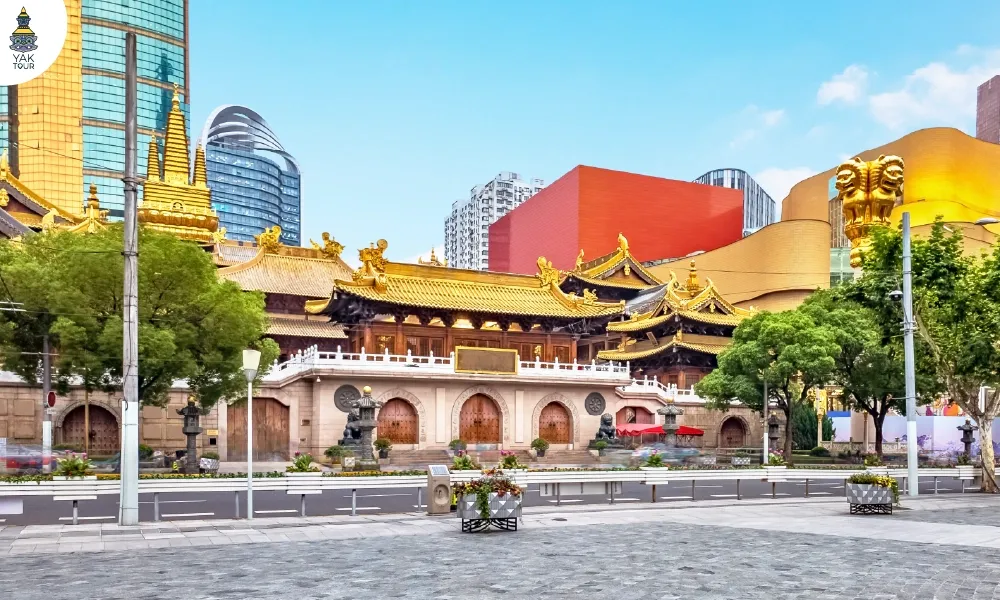 สถาปัตยกรรมวัดจิ้งอัน (Jing'an Temple) หลังคาสีทองตั้งตระหง่านตัดกับตึกสูงระฟ้าใจกลางย่านธุรกิจ