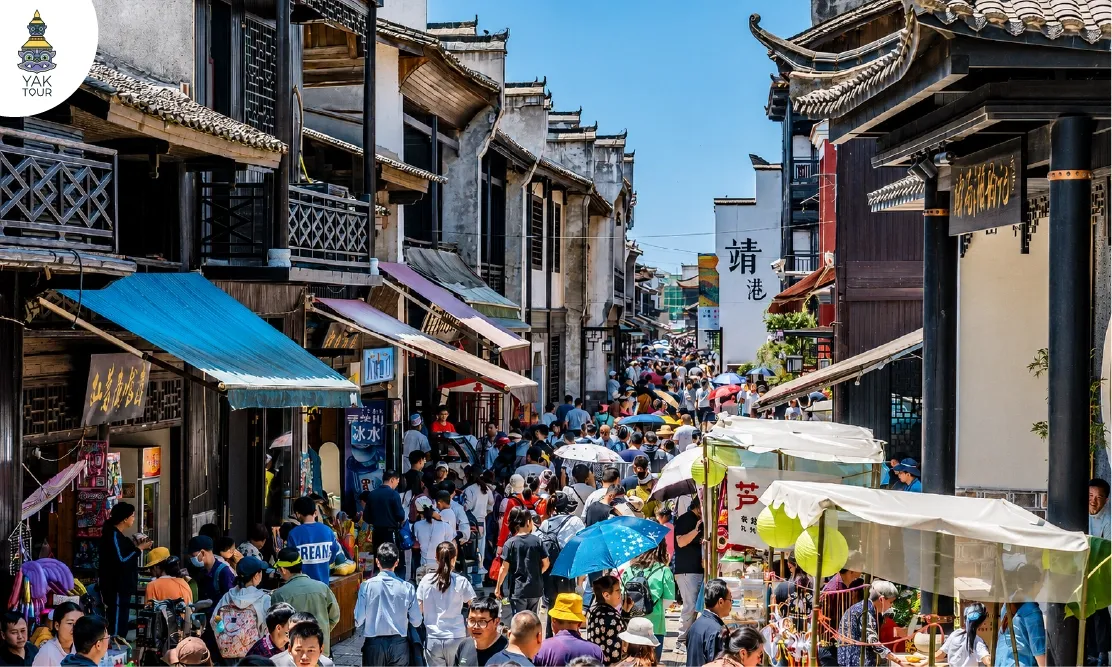บรรยากาศนักท่องเที่ยวเดินช้อปปิ้งท่ามกลางตึกไม้โบราณที่เมืองเก่าจิงกัง (Jinggang Ancient Town)