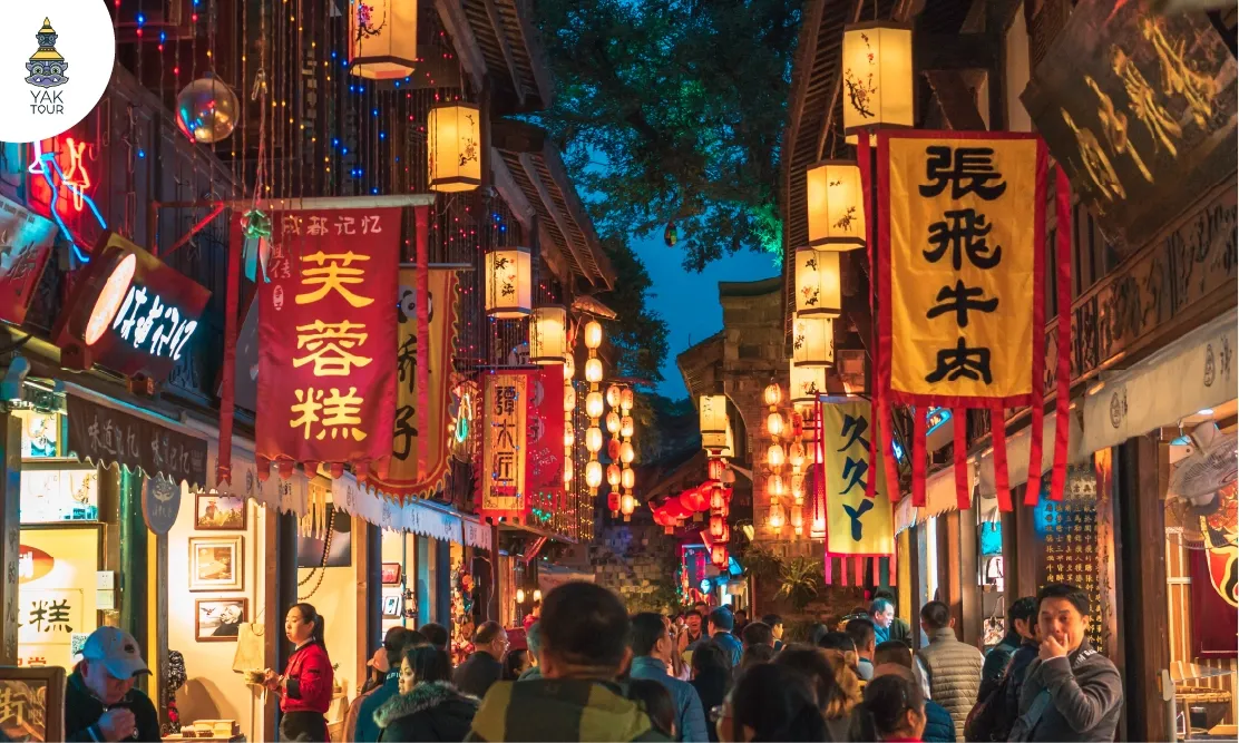 บรรยากาศโคมไฟและร้านค้าในย่านเมืองเก่าถนนโบราณจินหลี่ช่วงพลบค่ำ