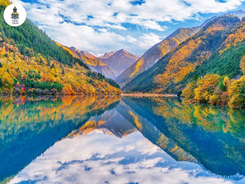 วิวทะเลสาบจิ่วจ้ายโกวใสราวกระจกสะท้อนภาพภูเขาและป่าเปลี่ยนสี ไฮไลต์ของการมาเที่ยวจีน