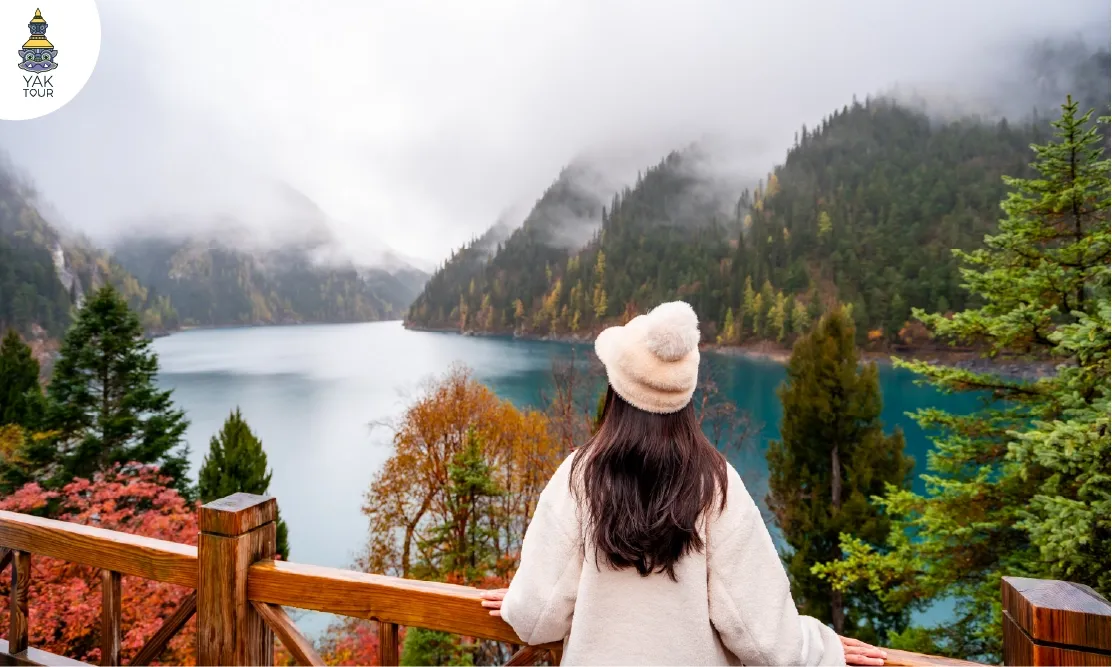 วิวทะเลสาบสีมรกตและใบไม้เปลี่ยนสีในอุทยานแห่งชาติจิ่วจ้ายโกว