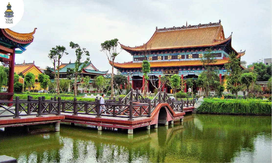สะพานไม้โบราณทอดข้ามสระน้ำไปยังวิหารหลักหลังคาสีทองในวัดไคฟู (Kaifu Temple)