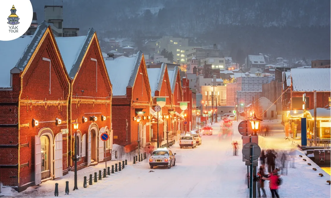 บรรยากาศหิมะปกคลุมโกดังอิฐแดงคาเนโมริริมอ่าวฮาโกดาเตะในฤดูหนาว